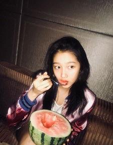 丫头半夜吃瓜视频,丫头揭秘娱乐圈幕后故事